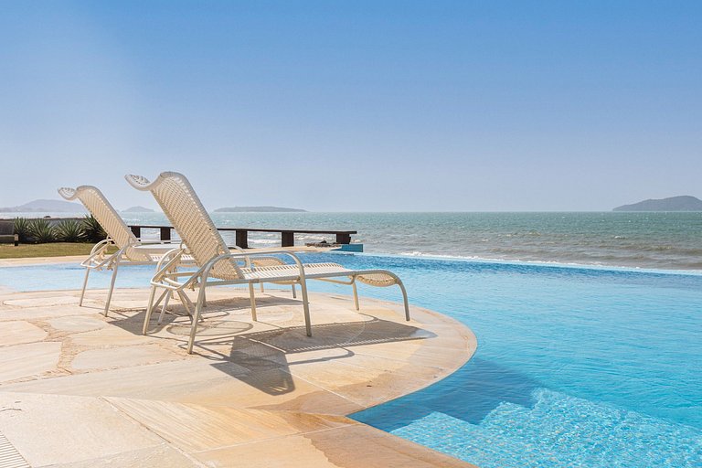 Buz043 - Lujosa villa con piscina frente al mar en Búzios