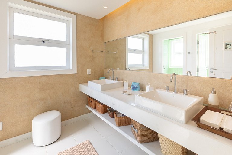 Buz043 - Luxury villa with sea front pool in Buzios