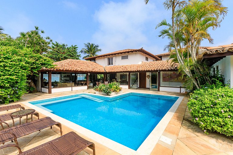 House, Búzios, Praia da Ferradura, five suites.