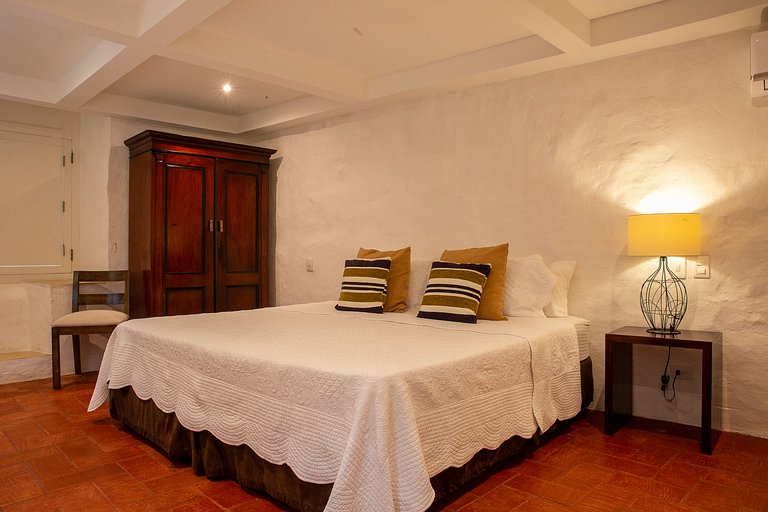 Car078 - Beautiful 6 bedroom colonial home in Old City