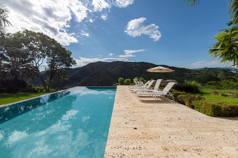 Anp024 - Belle villa avec piscine et vue sur les montagnes