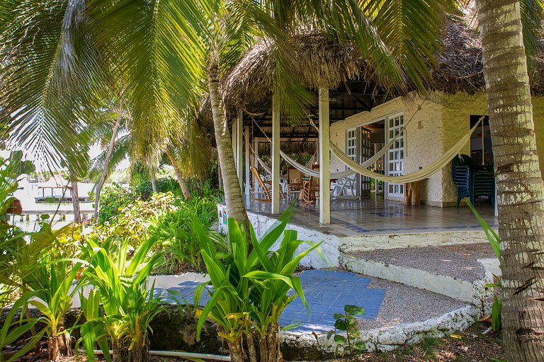 Car123 - Charming waterfront house in Rosario Islands