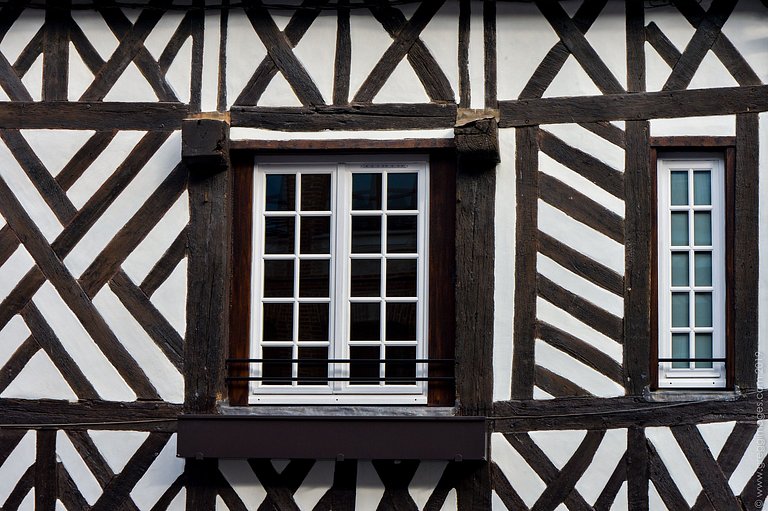 Nor004 - House with large balcony in Honfleur, Normandy