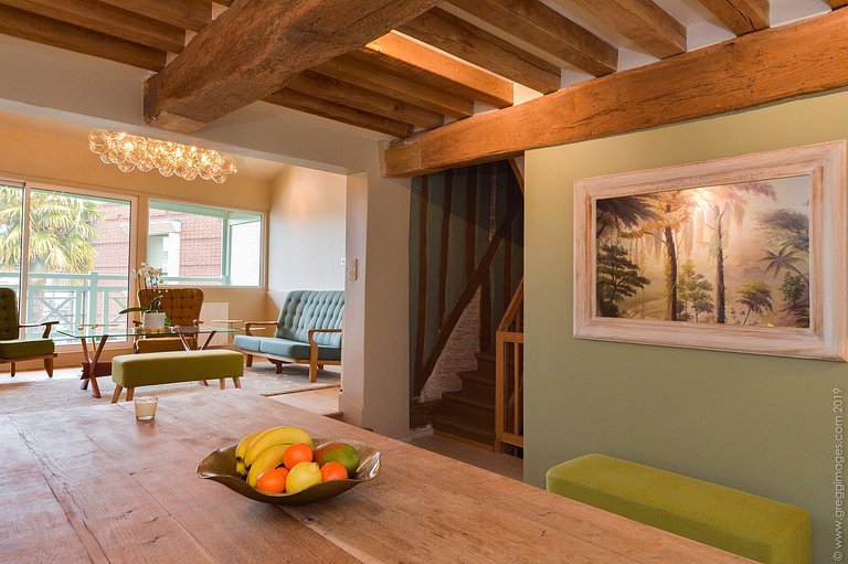 Nor004 - Casa con gran balcón en Honfleur, Normandía.