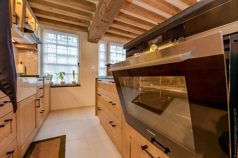 Nor004 - Casa con gran balcón en Honfleur, Normandía.