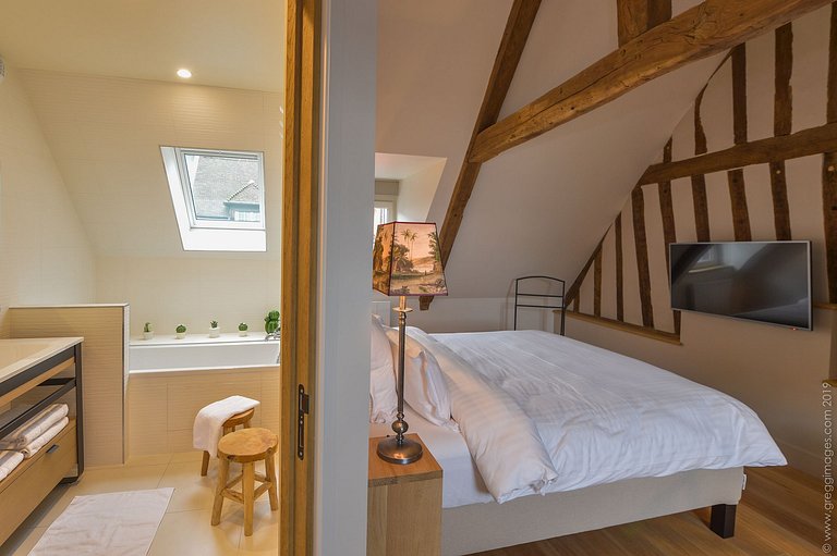 Nor004 - House with large balcony in Honfleur, Normandy