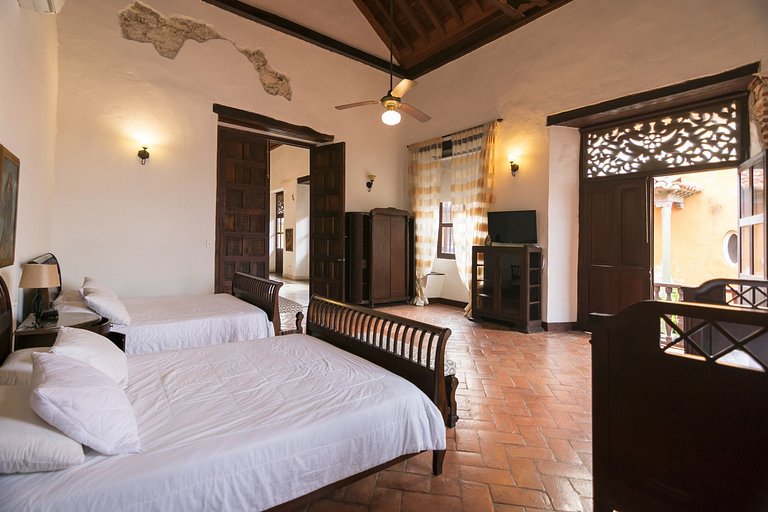 Car022 - Luxurious colonial villa in the Old City, Cartagena