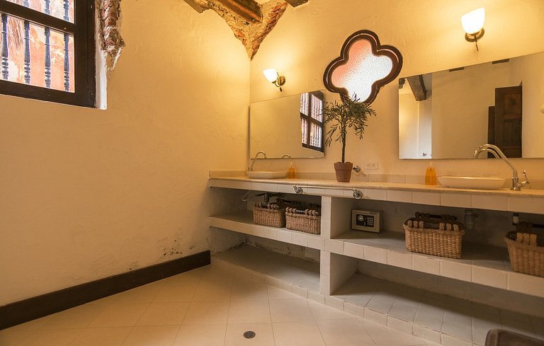 Car022 - Luxurious colonial villa in the Old City, Cartagena