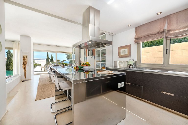 Mal004 - Villa in the first sea line, Mallorca
