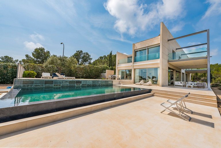 Mal004 - Villa in the first sea line, Mallorca