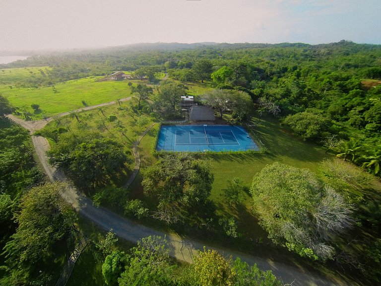 Pan001 - Domaine privé avec piscine à débordement et court d