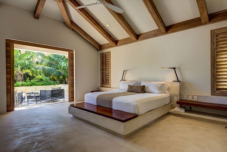 Tul041 – Exceptional Beachfront Villa with Pool in Tulum
