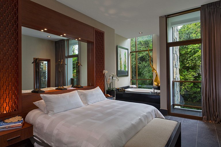 Pan003 - Luxury mansion with infinity pool in Panama City