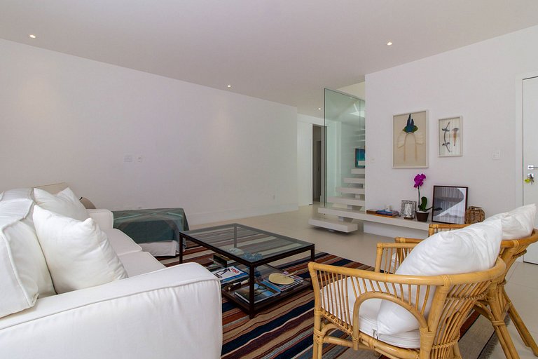 Rio026 - Duplex penthouse with sea view in Leblon