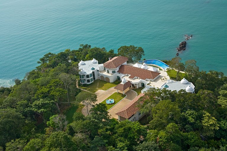 Pan013 - Massive luxury mansion with pool near Panama City