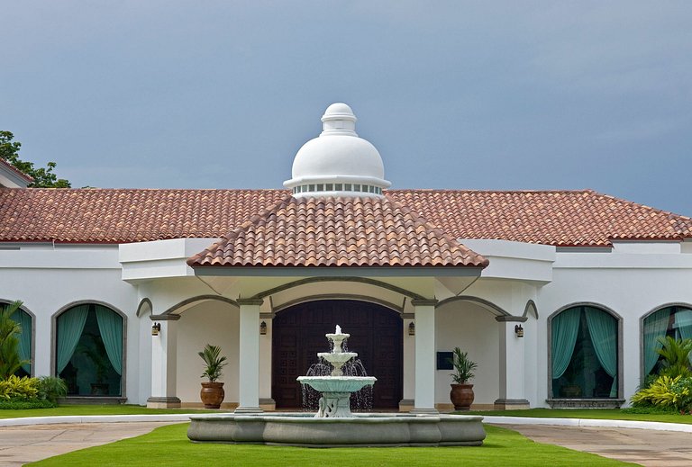 Pan013 - Massive luxury mansion with pool near Panama City