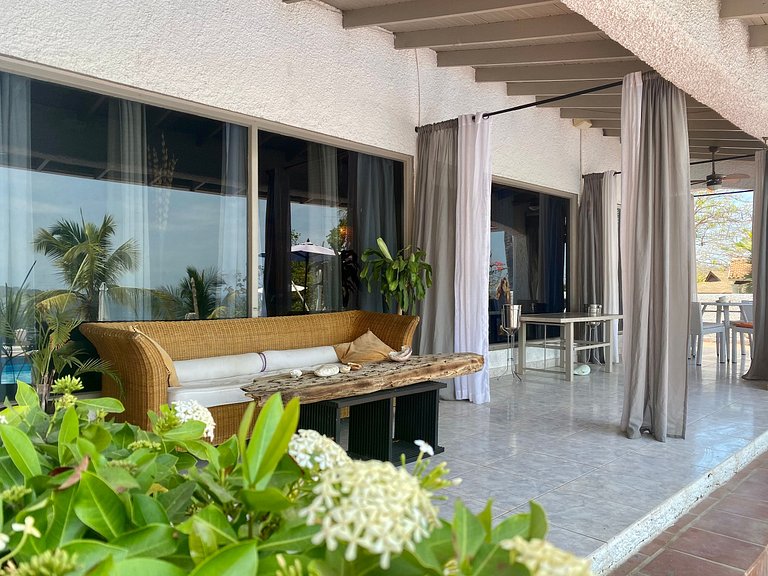 Pan039 - Beachfront villa with pool on Contadora Island