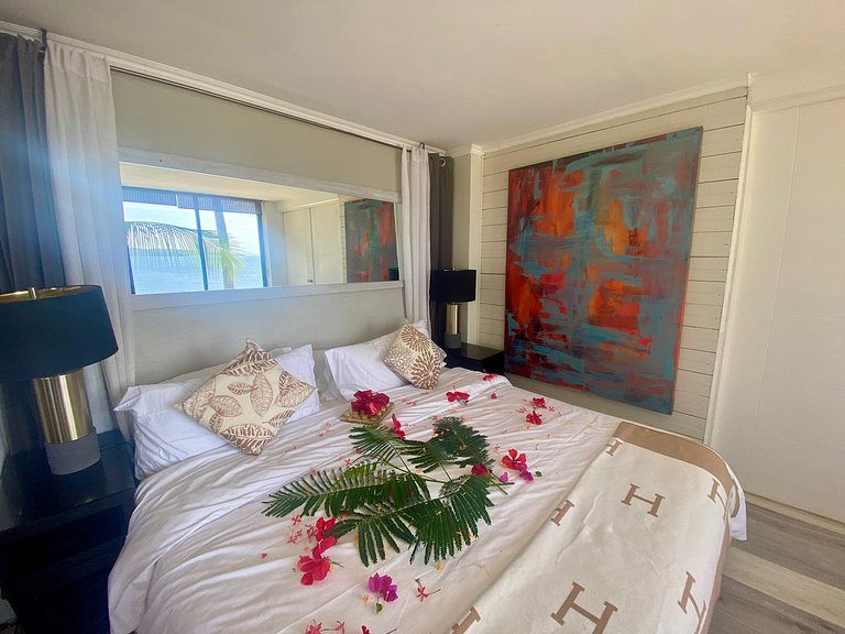 Pan039 - Beachfront villa with pool on Contadora Island