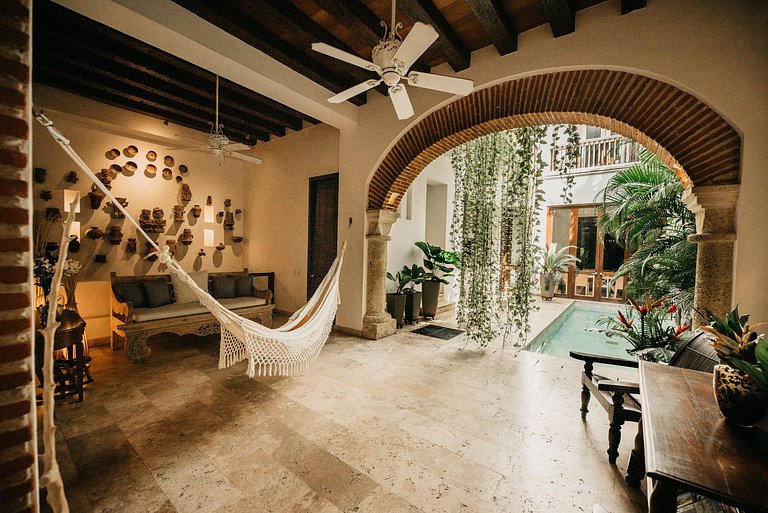 Car104 - Luxury 5 bedroom villa in the heart of the Old City