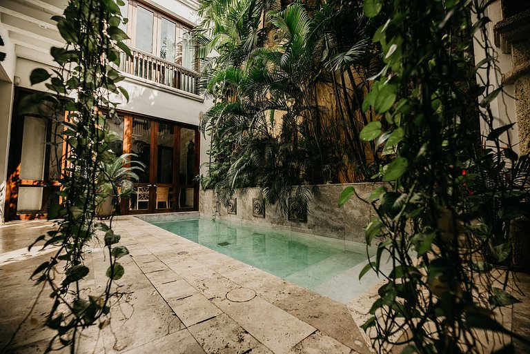 Car104 - Luxury 5 bedroom villa in the heart of the Old City