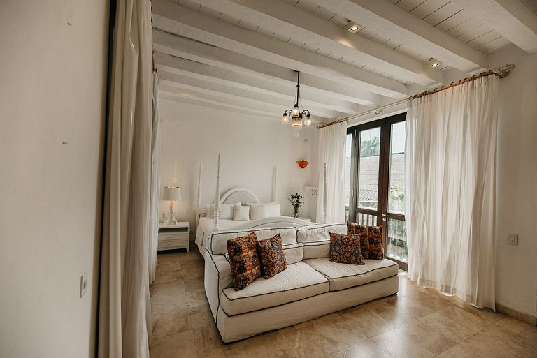 Car104 - Luxury 5 bedroom villa in the heart of the Old City