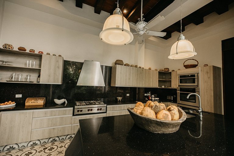 Car104 - Luxury 5 bedroom villa in the heart of the Old City