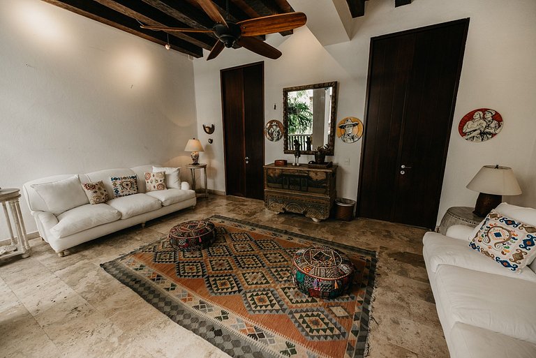 Car104 - Luxury 5 bedroom villa in the heart of the Old City
