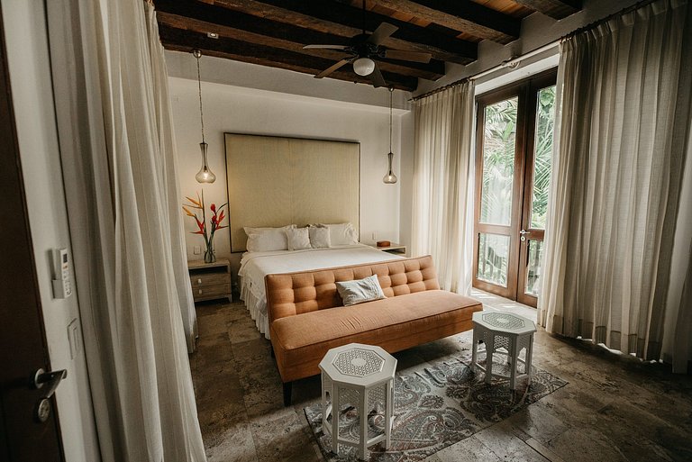 Car104 - Luxury 5 bedroom villa in the heart of the Old City