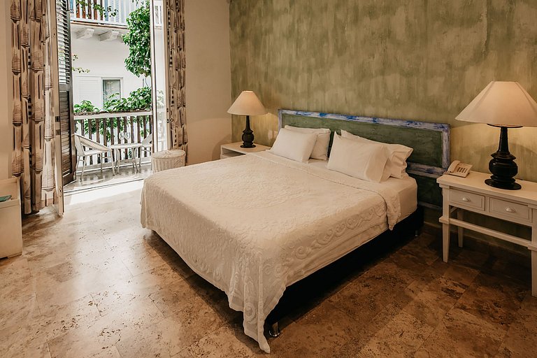Car104 - Luxury 5 bedroom villa in the heart of the Old City