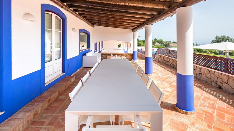 Alg012 - Casa de estilo campestre con dos piscinas