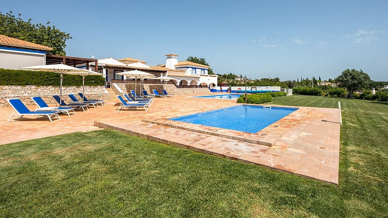 Alg012 - Country-chic home with two pools