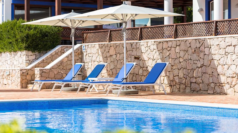 Alg012 - Casa de estilo campestre con dos piscinas