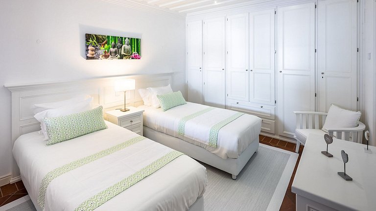 Alg012 - Casa de estilo campestre con dos piscinas