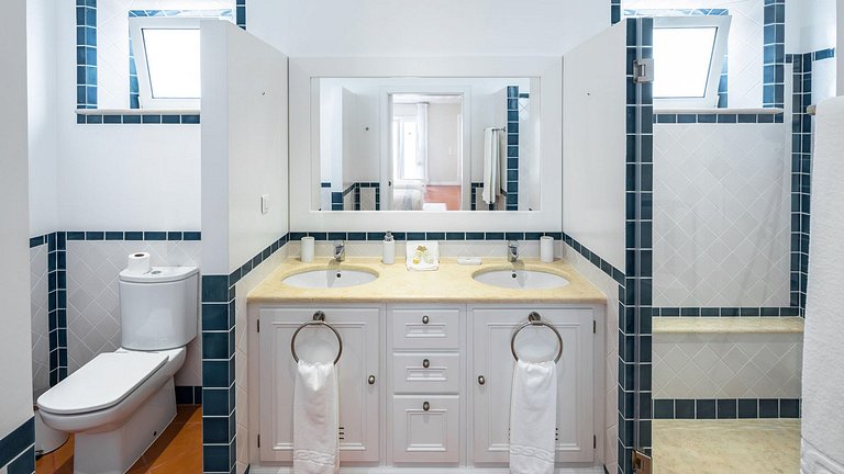 Alg012 - Casa de estilo campestre con dos piscinas