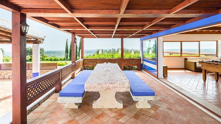 Alg012 - Casa de estilo campestre con dos piscinas