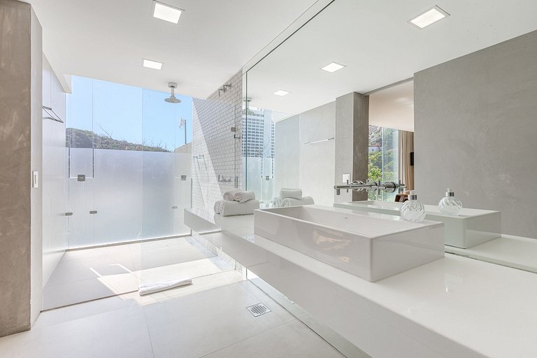 Rio006 - Villa overlooking the ocean of Leblon