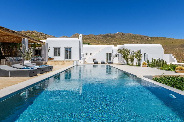 Cyc108 - Villa overlooking beach in Mykonos