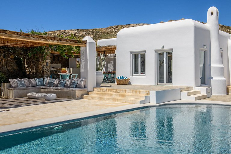 Cyc108 - Villa overlooking beach in Mykonos