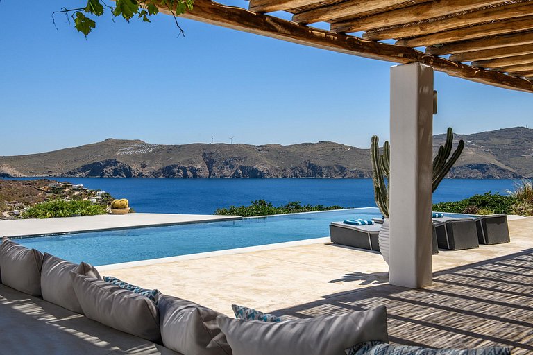 Cyc108 - Villa overlooking beach in Mykonos