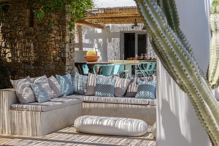 Cyc108 - Villa overlooking beach in Mykonos