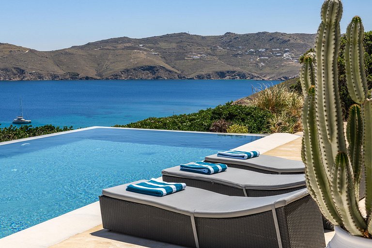 Cyc108 - Villa overlooking beach in Mykonos