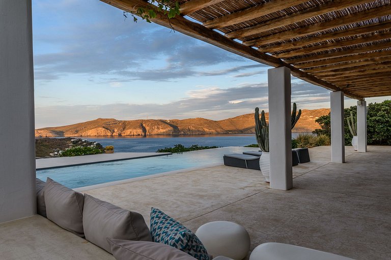 Cyc108 - Villa overlooking beach in Mykonos