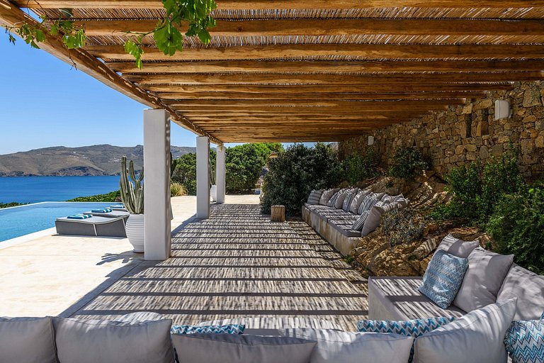 Cyc108 - Villa overlooking beach in Mykonos