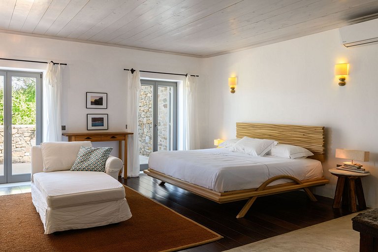 Cyc108 - Villa overlooking beach in Mykonos