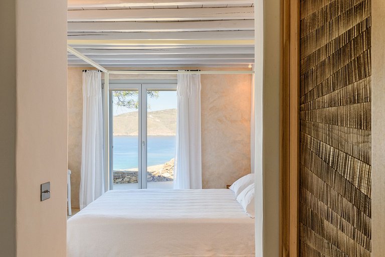 Cyc108 - Villa overlooking beach in Mykonos