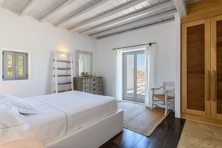 Cyc108 - Villa overlooking beach in Mykonos