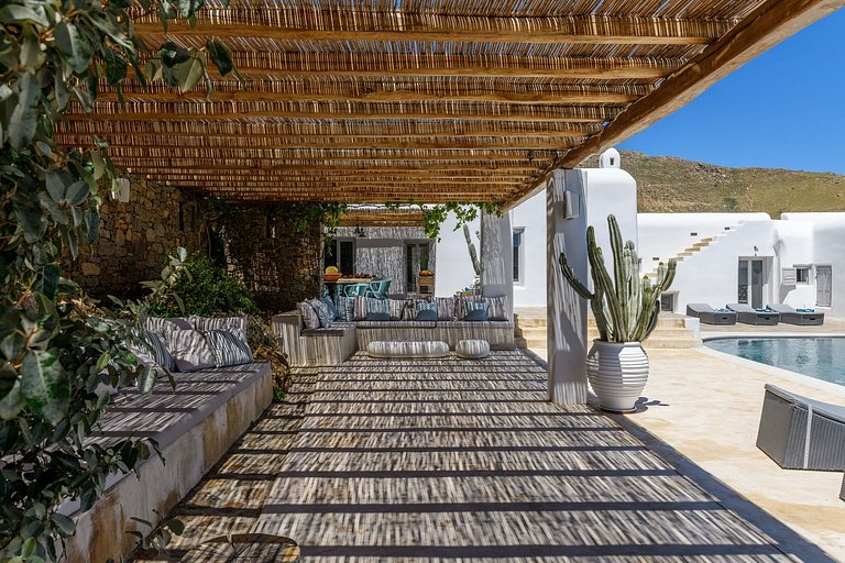 Cyc108 - Villa overlooking beach in Mykonos