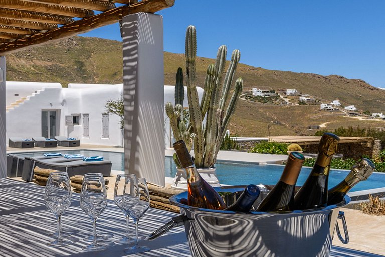 Cyc108 - Villa overlooking beach in Mykonos