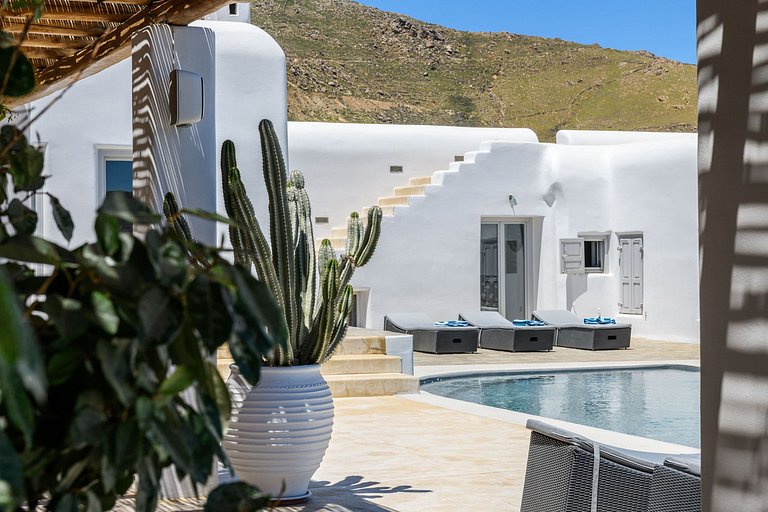 Cyc108 - Villa overlooking beach in Mykonos
