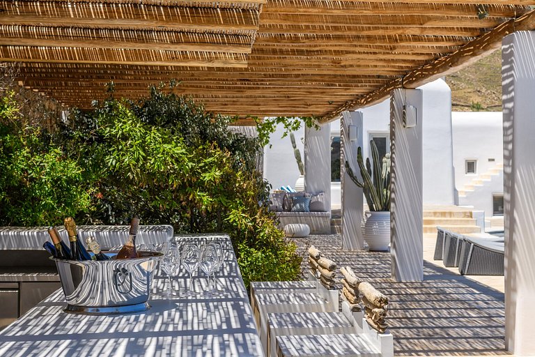 Cyc108 - Villa overlooking beach in Mykonos